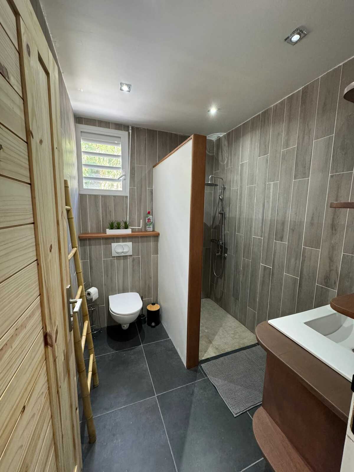 Maison 90 m² à Gourbeyre, vue mer et terrasse - Photo 12