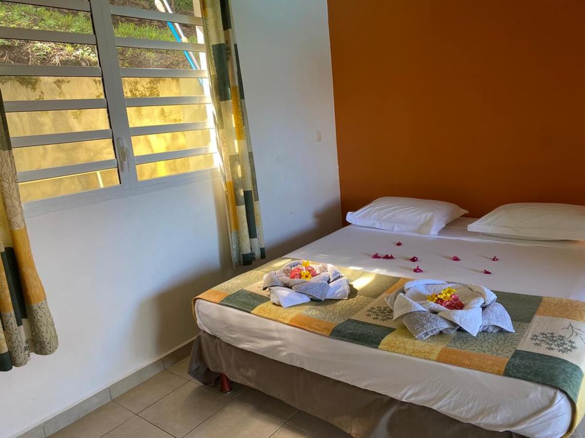 Bungalow 6 pers. à Vieux-Habitants, piscine & vue mer - Photo 4