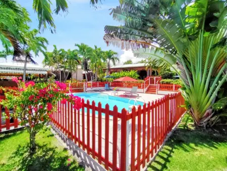 Location maison à Plessis Nogent, Sainte Rose, Maison charmante à Plessis Nogent avec piscine partagée