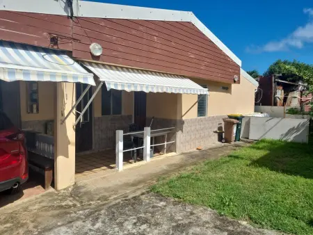 Maison avec jardin clôturé et terrasse au Robert, Martinique : photo 2