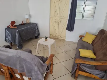 Maison avec jardin clôturé et terrasse au Robert, Martinique : photo 4