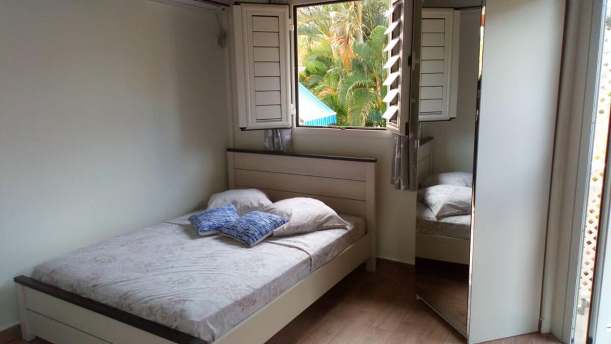 Bungalow avec piscine partagée et vue jardin à Le Gosier - Photo 4