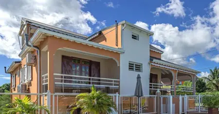 Location appartement à Le Moule, Appartement charmant à Le Moule, avec piscine partagée