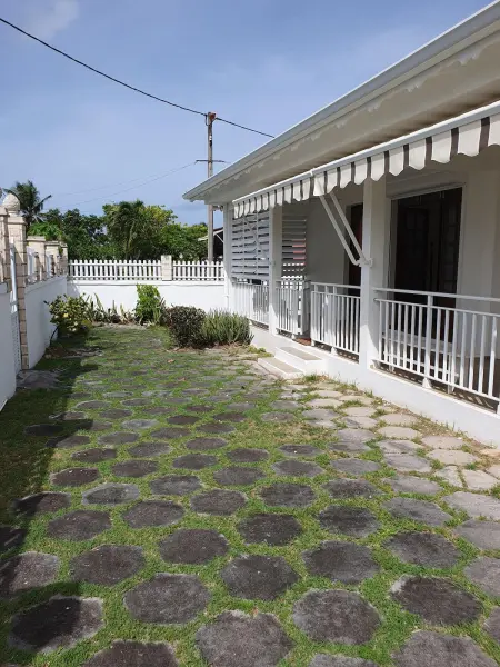 Maison 104 m² avec jardin clos et barbecue à Petit Canal : photo 2