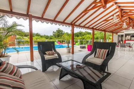 Location maison à Le Moule, Maison lumineuse avec piscine au Moule