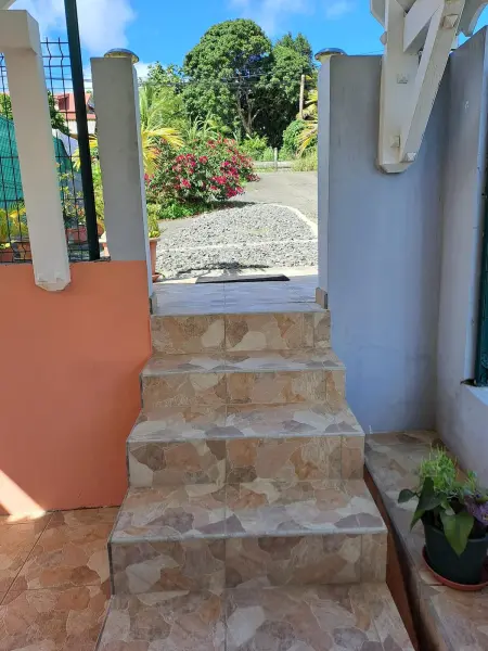 Maison charmante à Petit-Bourg avec piscine partagée - Photo 3