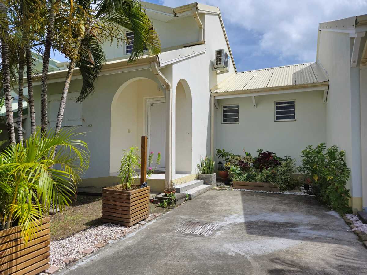 Maison 58 m² à Sainte-Anne, jardin clôturé et pergola - Photo 2