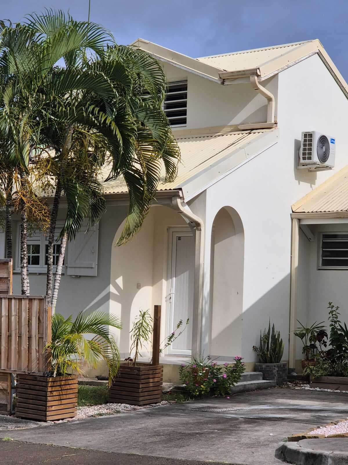 Maison 58 m² à Sainte-Anne, jardin clôturé et pergola - Photo 3