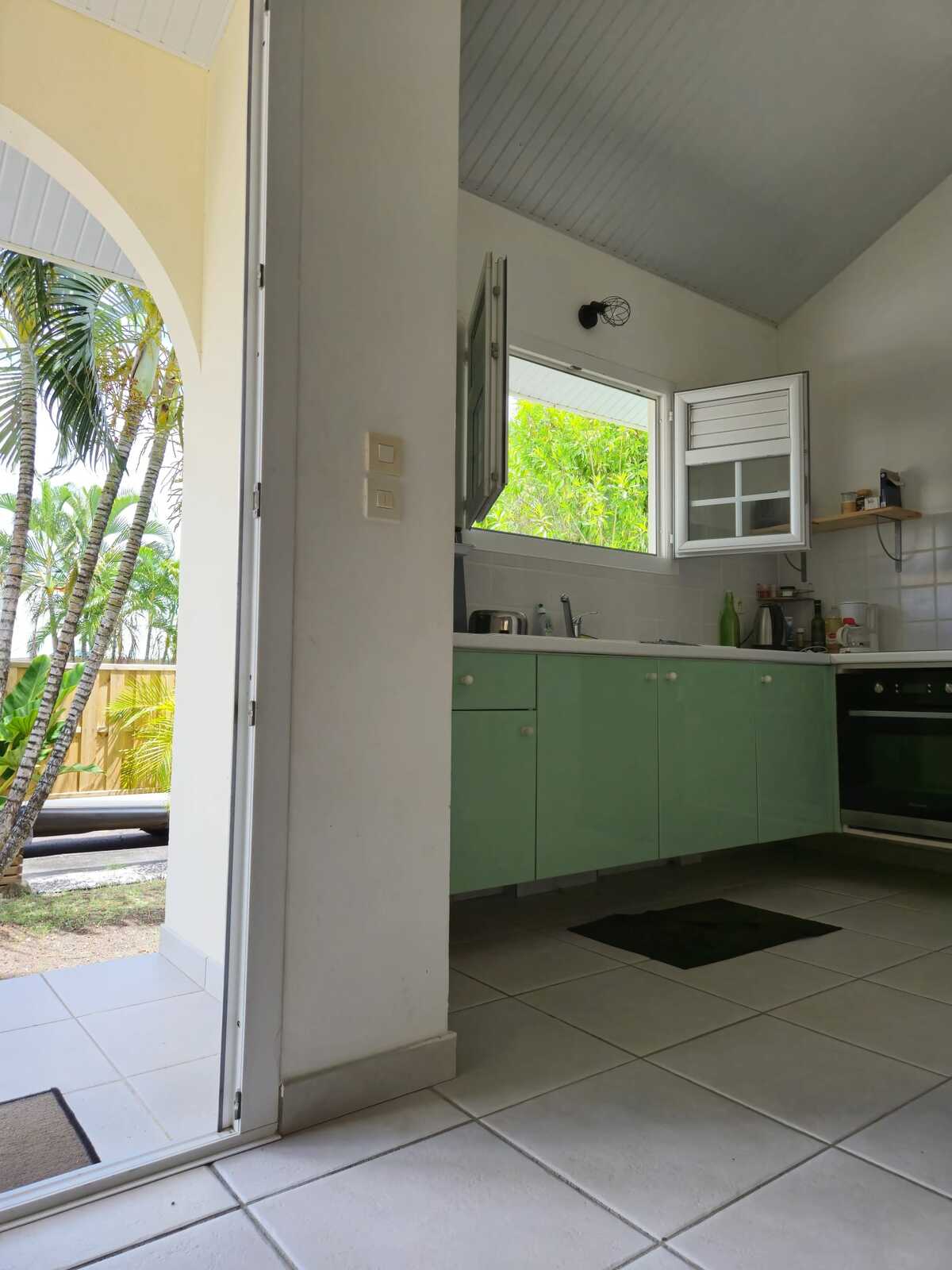 Maison 58 m² à Sainte-Anne, jardin clôturé et pergola - Photo 9
