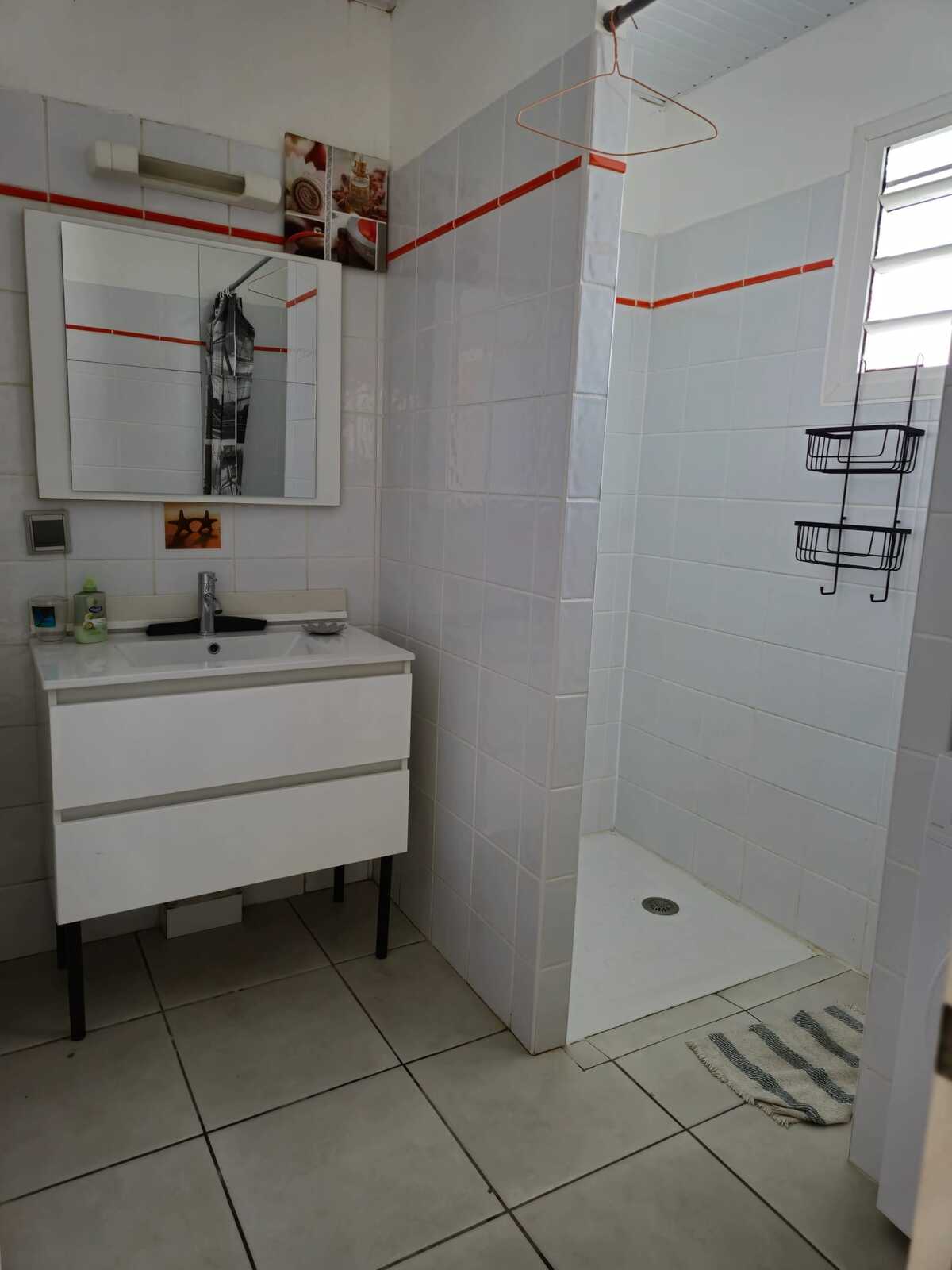 Maison 58 m² à Sainte-Anne, jardin clôturé et pergola - Photo 18