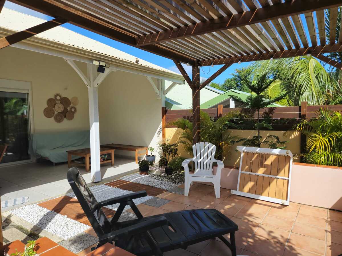 Maison 58 m² à Sainte-Anne, jardin clôturé et pergola - Photo 23