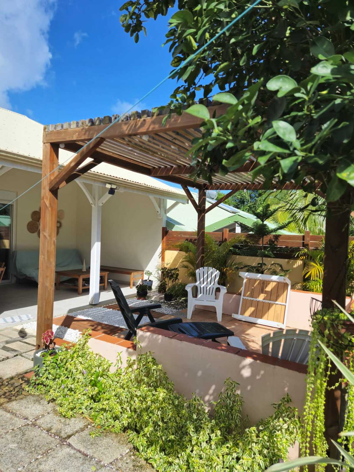 Maison 58 m² à Sainte-Anne, jardin clôturé et pergola - Photo 26