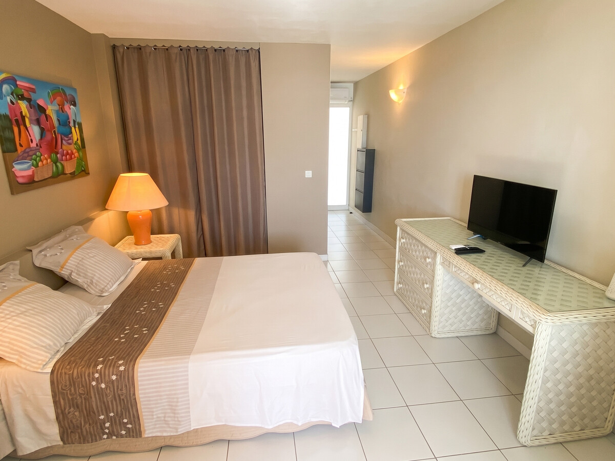 Studio vue mer avec balcon et piscine partagée au Gosier - Photo 2