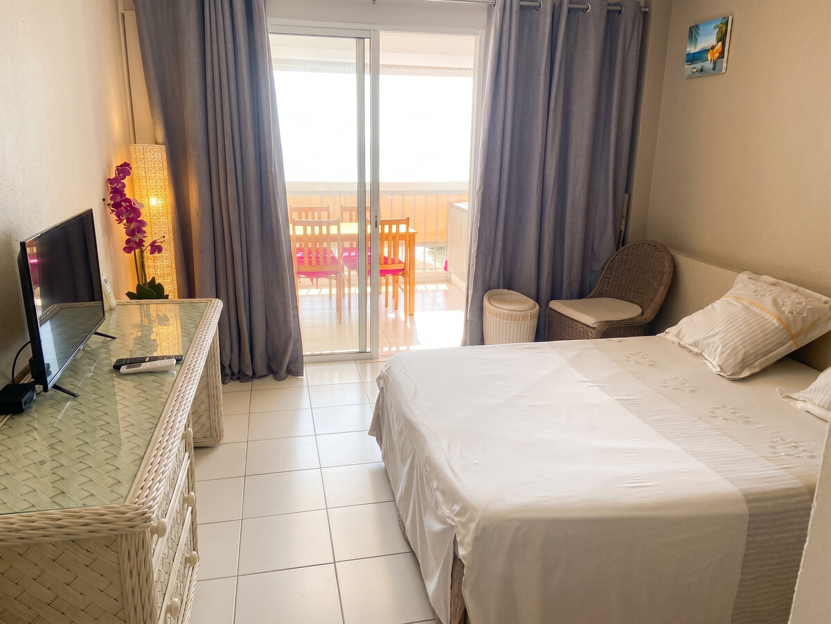 Studio vue mer avec balcon et piscine partagée au Gosier - Photo 8