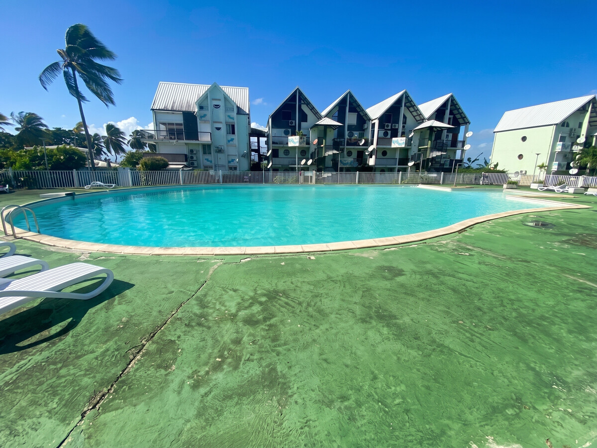 Studio vue mer avec balcon et piscine partagée au Gosier - Photo 13