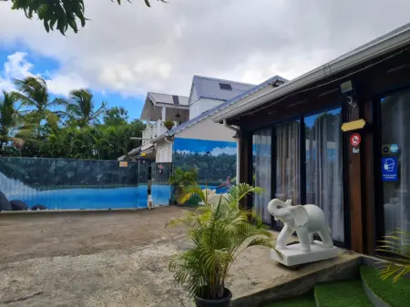 Bungalow charmant à Le Moule avec piscine et jardin - Photo 2