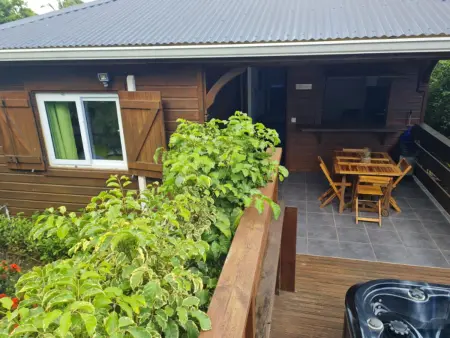 Bungalow charmant à Le Moule avec piscine et jardin - Photo 4