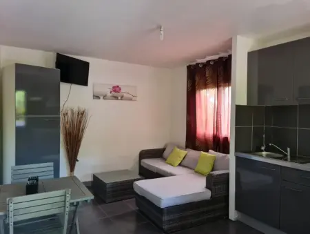 Bungalow charmant à Le Moule avec piscine et jardin - Photo 6