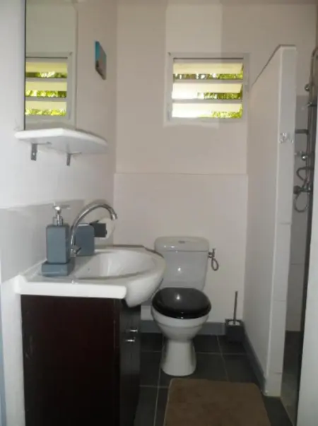 Bungalow charmant à Le Moule avec piscine et jardin - Photo 9