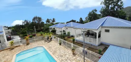 Location bungalow à Capesterre Belle Eau, Bungalow charmant à Capesterre 67 m² avec piscine partagee