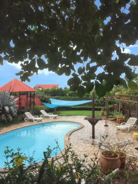 Location bungalow à Trois Rivières, Bungalow idyllique à Trois-Rivières avec piscine partagée