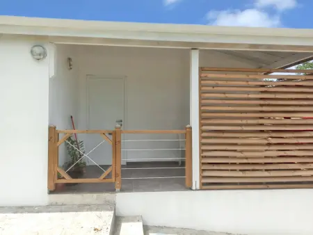 Location appartement à Sainte Rose, Appartement charmant à Sainte-Rose avec terrasse et jardin – 65 m²