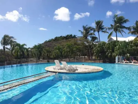 Location appartement à Saint François, Studio charmant à Saint-François, 42 m² avec piscine partagée.