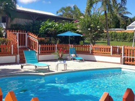 Location bungalow à Plessis Nogent, Sainte Rose, Bungalow charmant à Sainte-Rose, piscine partagée