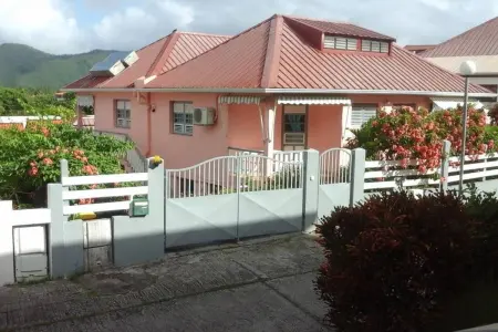 Location appartement à Sainte Anne, Appartement cosy avec vue sur le jardin à Sainte Anne, 30 m²