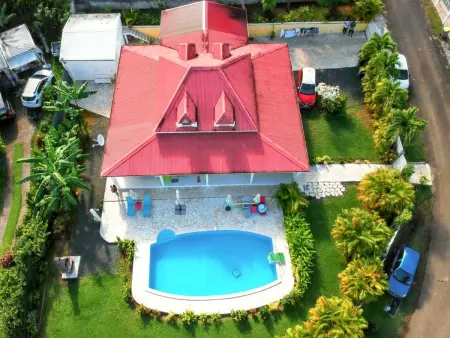 Location appartement à Sainte Rose, Appartement cosy à Sainte Rose / 50 m² / Piscine partagée