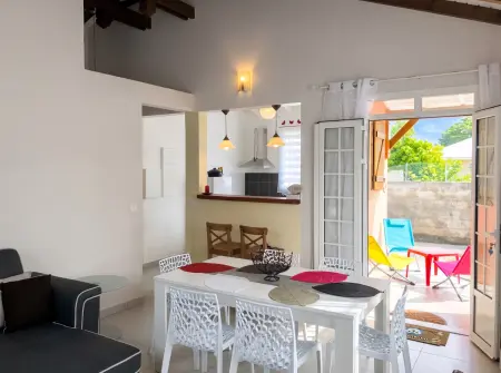 Maison avec vue mer, jacuzzi et jardin clôturé à Petit-Canal : photo 2