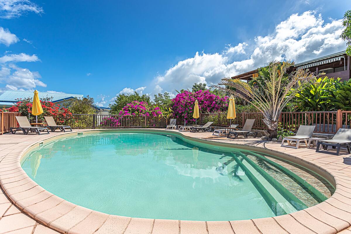 Bungalow 2 chambres à Bouillante, vue mer et piscine - Photo 2
