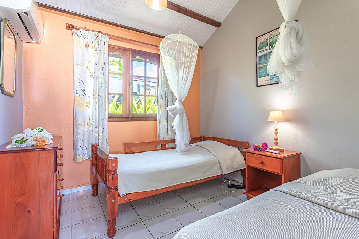 Bungalow 2 chambres à Bouillante, vue mer et piscine - Photo 10