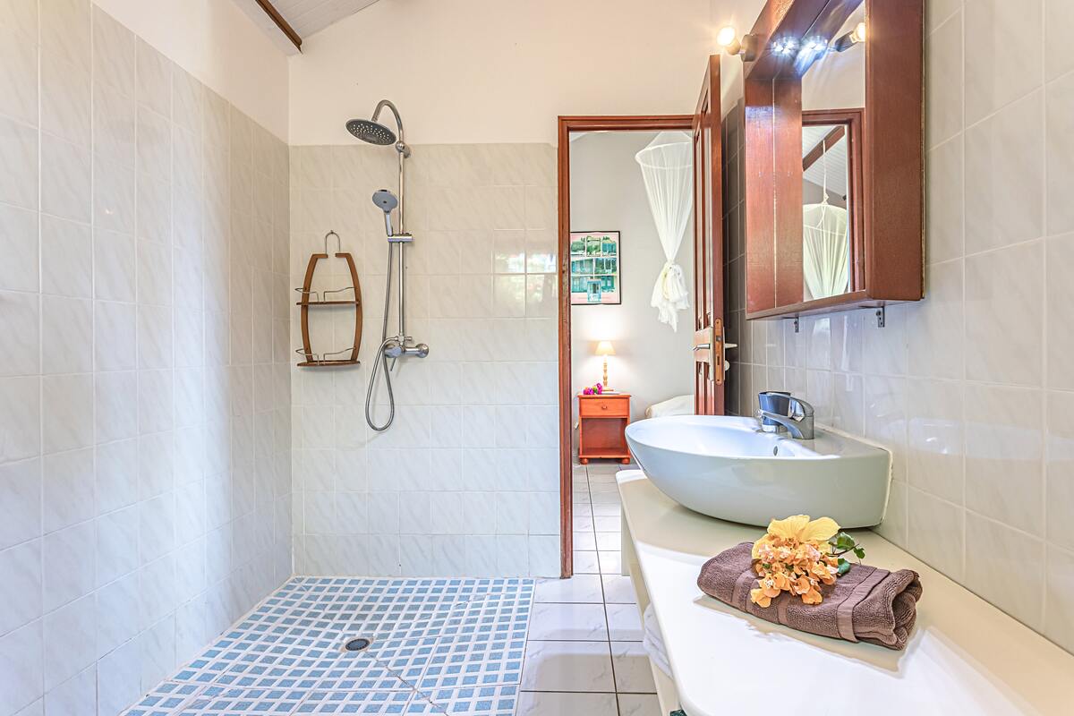Bungalow 2 chambres à Bouillante, vue mer et piscine - Photo 11