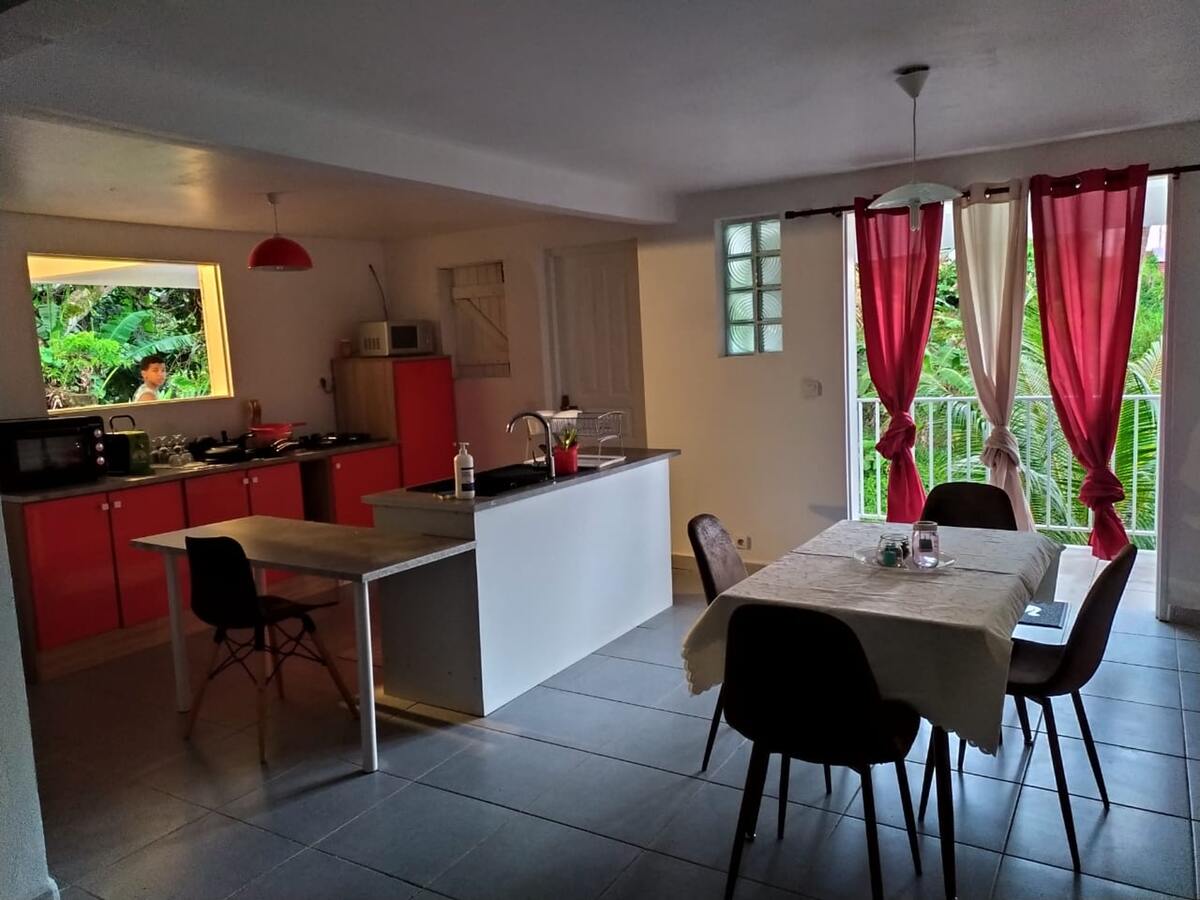 Maison 90m² Sainte-Rose, piscine & vue montagnes - Photo 3