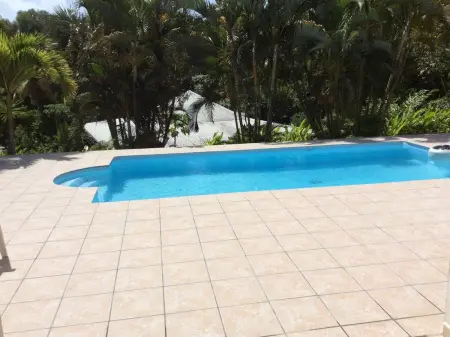 Villa charmante à Petit-Bourg avec piscine privée et jardin. - Photo 12