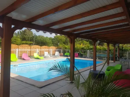 Location maison à Le Moule, Maison charmante à Le Moule avec piscine partagée