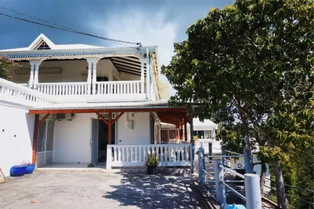 Location appartement à Le Gosier, Studio charmant au Gosier / 20 m² / Vue sur jardin