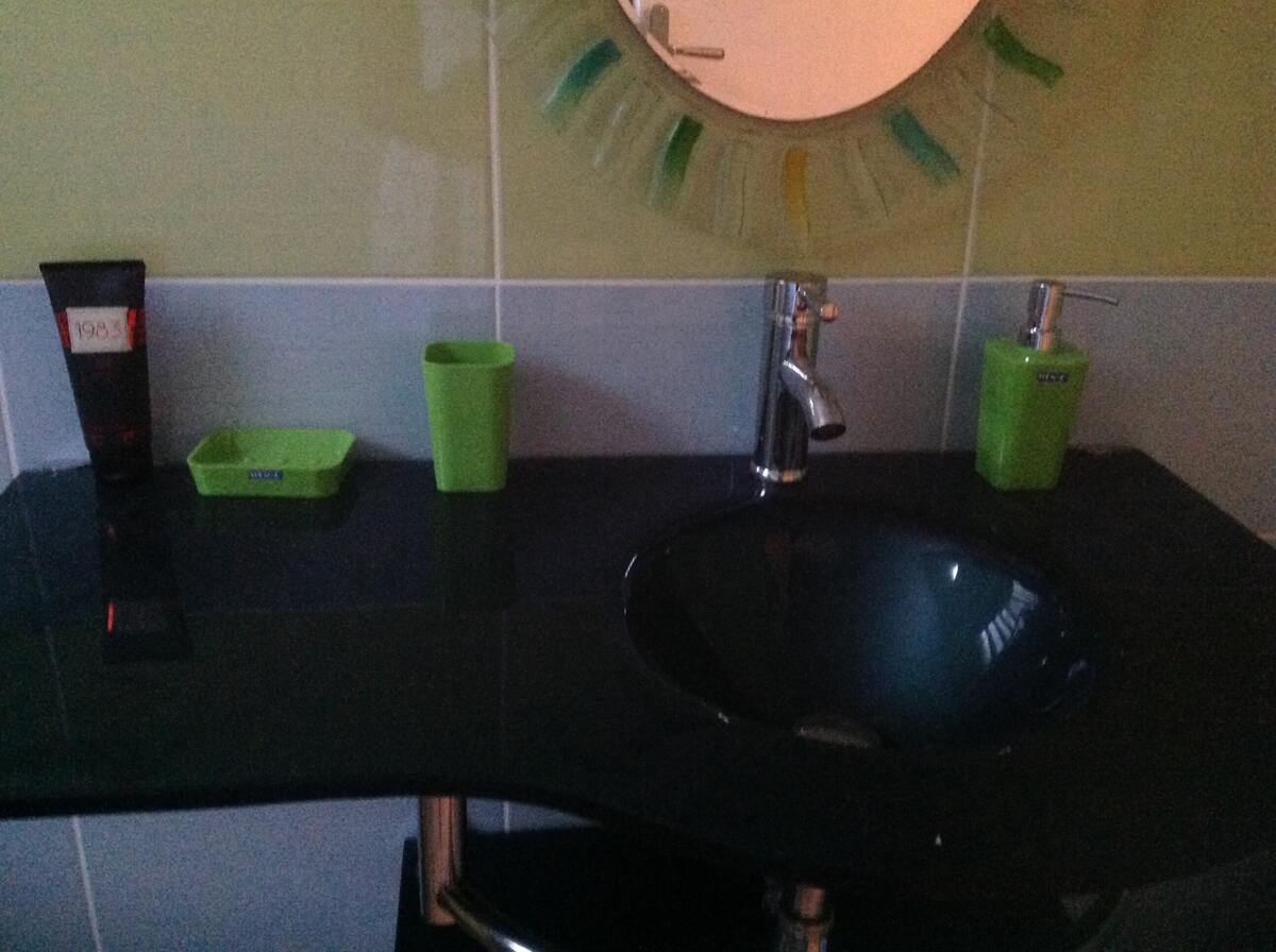 Appartement calme avec climatisation aux Abymes, balcon vue jardin - Photo 8