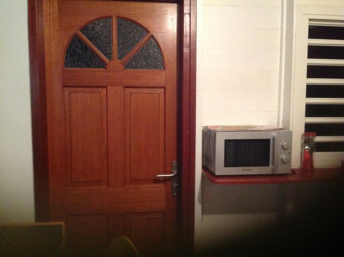 Appartement calme avec climatisation aux Abymes, balcon vue jardin - Photo 11