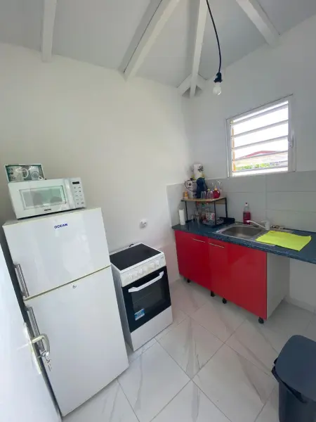 Bungalow charmant à Schoelcher avec jardin clôturé - Photo 4