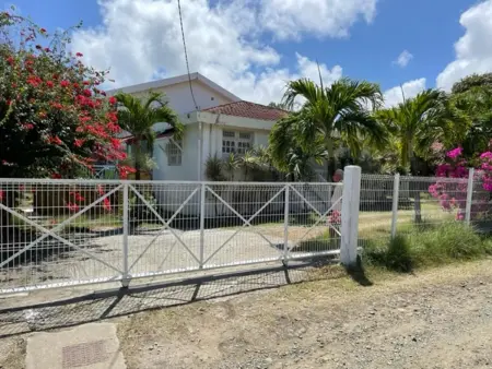 Villa avec piscine privée 3x3 m et jardin clos au Vauclin, 4 ch. : photo 2