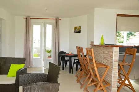 Appartement 85 m² avec jardin et vue montagne aux Trois-Îlets : photo 6