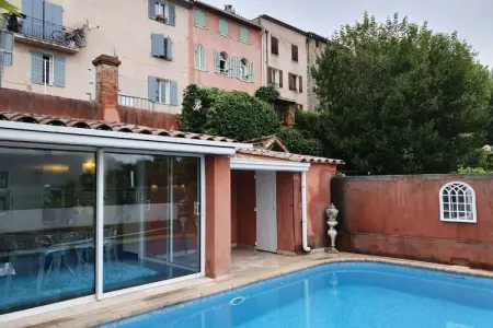Location maison à Bagnols en Forêt, Maison de Village en France avec Piscine