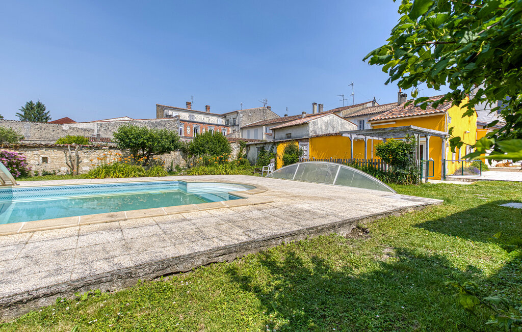 Maison avec piscine à Saint-Jean-d'Angély - Photo 1