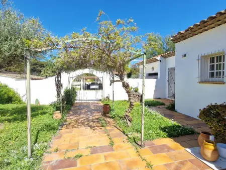 Location maison à Bormes les Mimosas, Maison climatisée avec grand jardin, proche plage et commerces