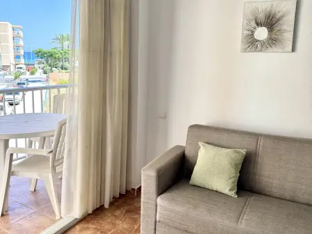 Location appartement à La Pineda, Appartement spacieux en bord de mer avec climatisation, terrasse et parking gratuit