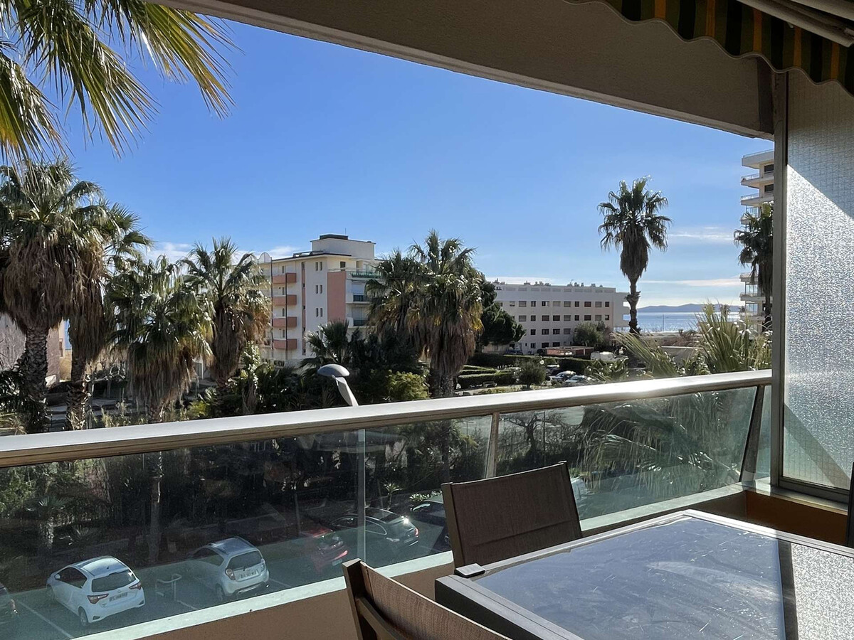 T2 traversant Le Lavandou, vue mer, parking privé - Photo 2