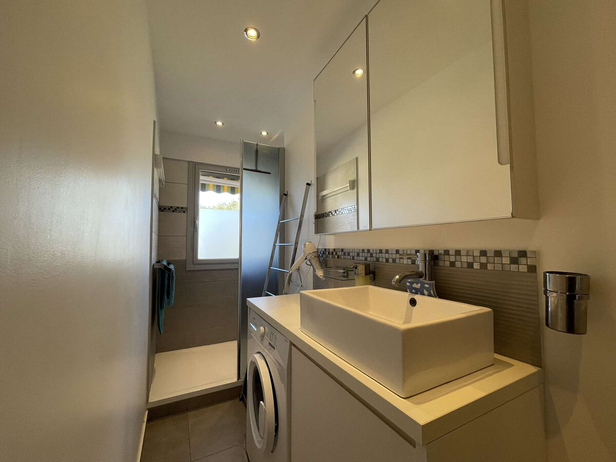 T2 traversant Le Lavandou, vue mer, parking privé - Photo 8