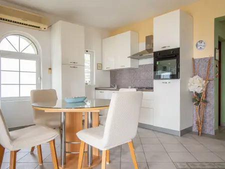 Maison Alma à Karlobag, 80 m de la plage : photo 8
